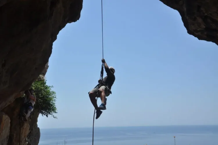 Esperienza di arrampicata su roccia e calata nella baia di Ladiko